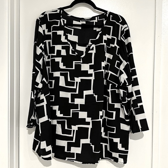 BloomChic Tops - Bloomchic 22-24 Plus, V-neck Blouse Beautiful black w/white, very elegant!